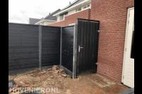 Donkere hout beton schutting met poort