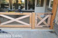 Houten hekwerk bij veranda