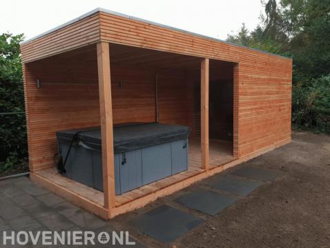 Houten overkapping met jacuzzi