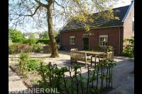 Aanleg en bestraten van terras en plaatsen van haagplanten 1