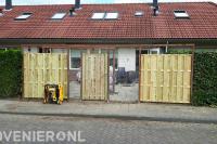 Schutting van hout en betongaas met tuinpoort