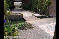 Vijver met bruggetje van vlonderplanken