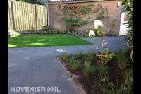 Kleine tuin met kunstgras, terras en hout beton schutting 1