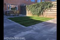 Achtertuin aanleggen met bestrating en graszoden