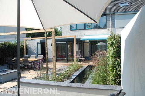 Tuinaanleg met vijver en houten pergola boven vlonder 2