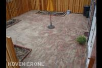 Tuin bestraten met gebakken klinkers in verschillende kleuren