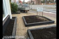 Voortuin met plantenbakken van stapelblokken 1