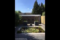 Kleine achtertuin met vijver en bloembakken