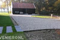 Oprit van grind naar kapschuur