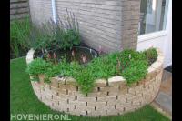 Ronde plantenbak van stapelstenen