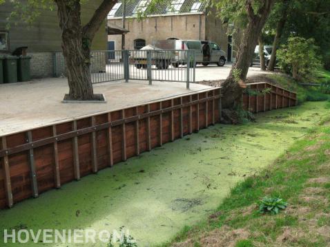 Oude damwand vervangen door nieuwe houten beschoeiing