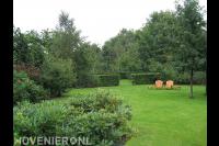 Landelijke tuin met groot gazon en natuurlijke vijver 3