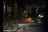 Vijver met verlichting