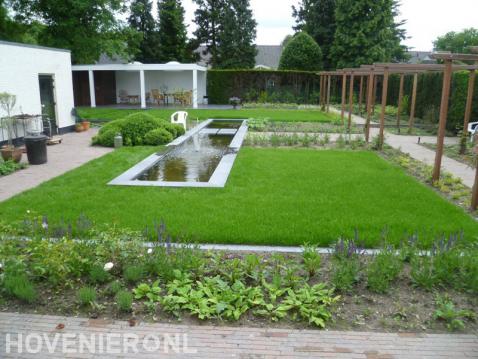 Tuin met strakke vijver, overkapping en pergola's