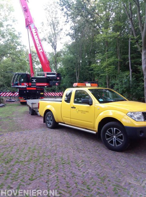 Truck met aanhanger van Boomrooierij Oving