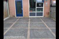 Achtertuin met bestrating van grote siertegels