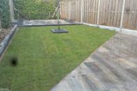 Bestrating van natuursteen tegels en gazon van graszoden