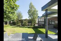 Moderne tuin met strakke lijnen en veel groen 2