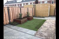 Tuinaanleg met bestrating, graszoden en hout beton schutting