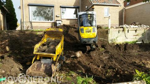 Grondwerk met minigraver en rupsdumper