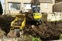 Grondwerk met minigraver en rupsdumper