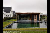 Houten overkapping met schuifpui bij zwemvijver