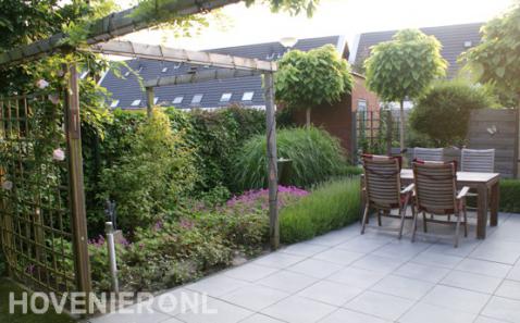 Tuin met terras, pergola en bolcatalpa's