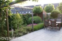 Tuin met terras, pergola en bolcatalpa's