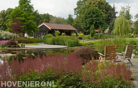 Tuin met grote vijver en kleurrijke borders 2