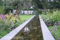 Lange smalle vijver met decoratie van rotsblokken op bodem