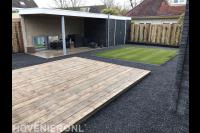 Tuin met vlonder, kunstgras en schuur met overkapping