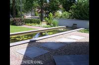 Strakke vijver met watermuur 1