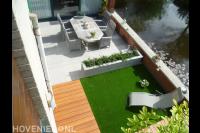 Dakterras met kunstgras, vlonder en plantenbak