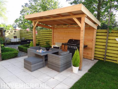 Zithoek met houten overkapping