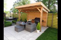 Zithoek met houten overkapping