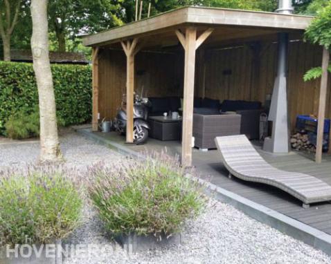 Houten overkapping met vlonder en loungeset