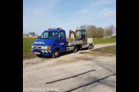 Trekker en oplegger met minikraan