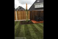 Tuinaanleg met vlonder, schutting en graszoden