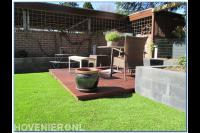 Kunstgras en zithoek op houten vlonder