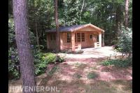 Houten blokhut met veranda