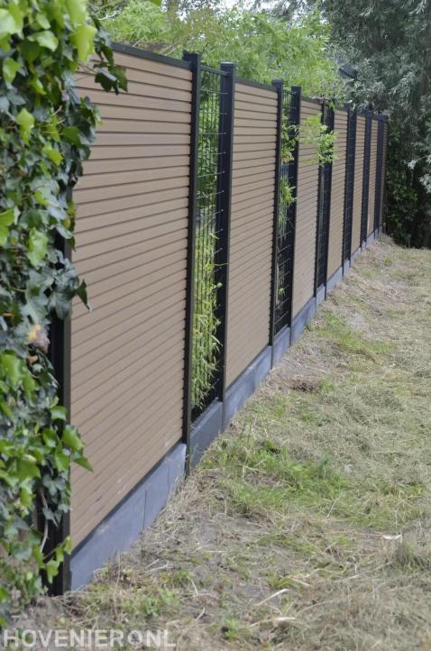 Composieten schutting met antracieten betonpalen