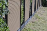 Composieten schutting met antracieten betonpalen