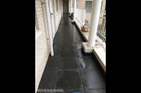 Bestraten van flat galerij