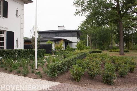 Nieuwe beplanting van voortuin met siergras, haagplanten en struiken