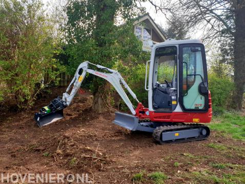 Tuin afgraven met minikraan