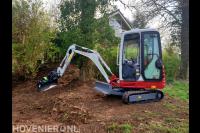 Tuin afgraven met minikraan