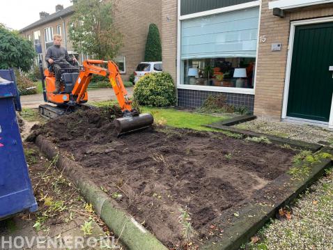 Voortuin afgraven met minikraan