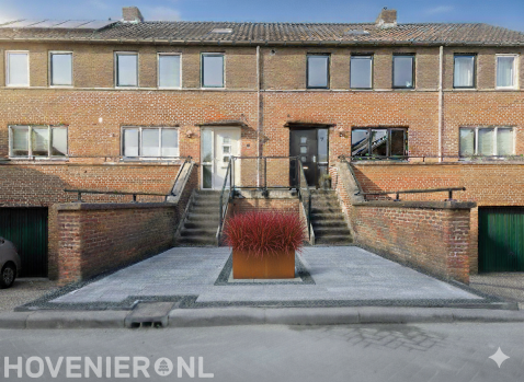 "Moderne voortuin: 80x40 bestrating, grind en pebbles"