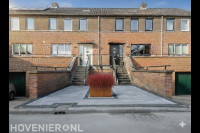 "Moderne voortuin: 80x40 bestrating, grind en pebbles"