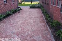 Oprit van waaltjes in verschillende rode tinten